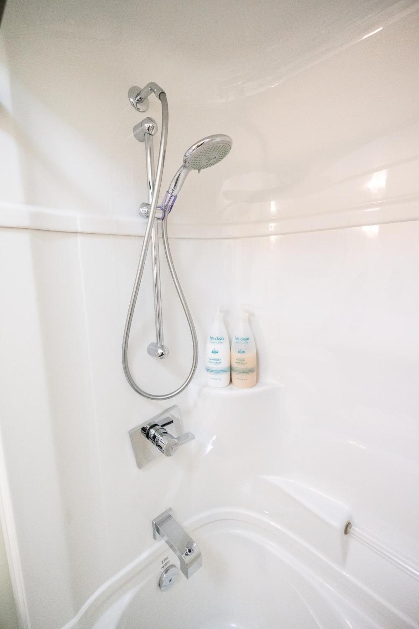 Spacious 3 Bedroom Apartment In Heart Of Niagara Thorold Buitenkant foto