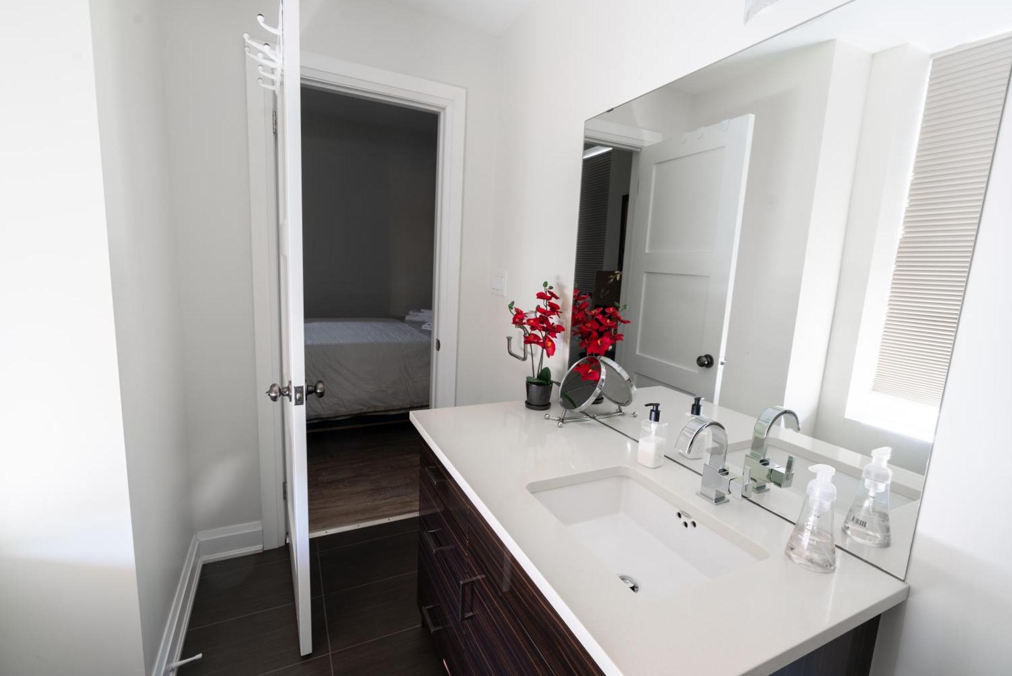 Spacious 3 Bedroom Apartment In Heart Of Niagara Thorold Buitenkant foto