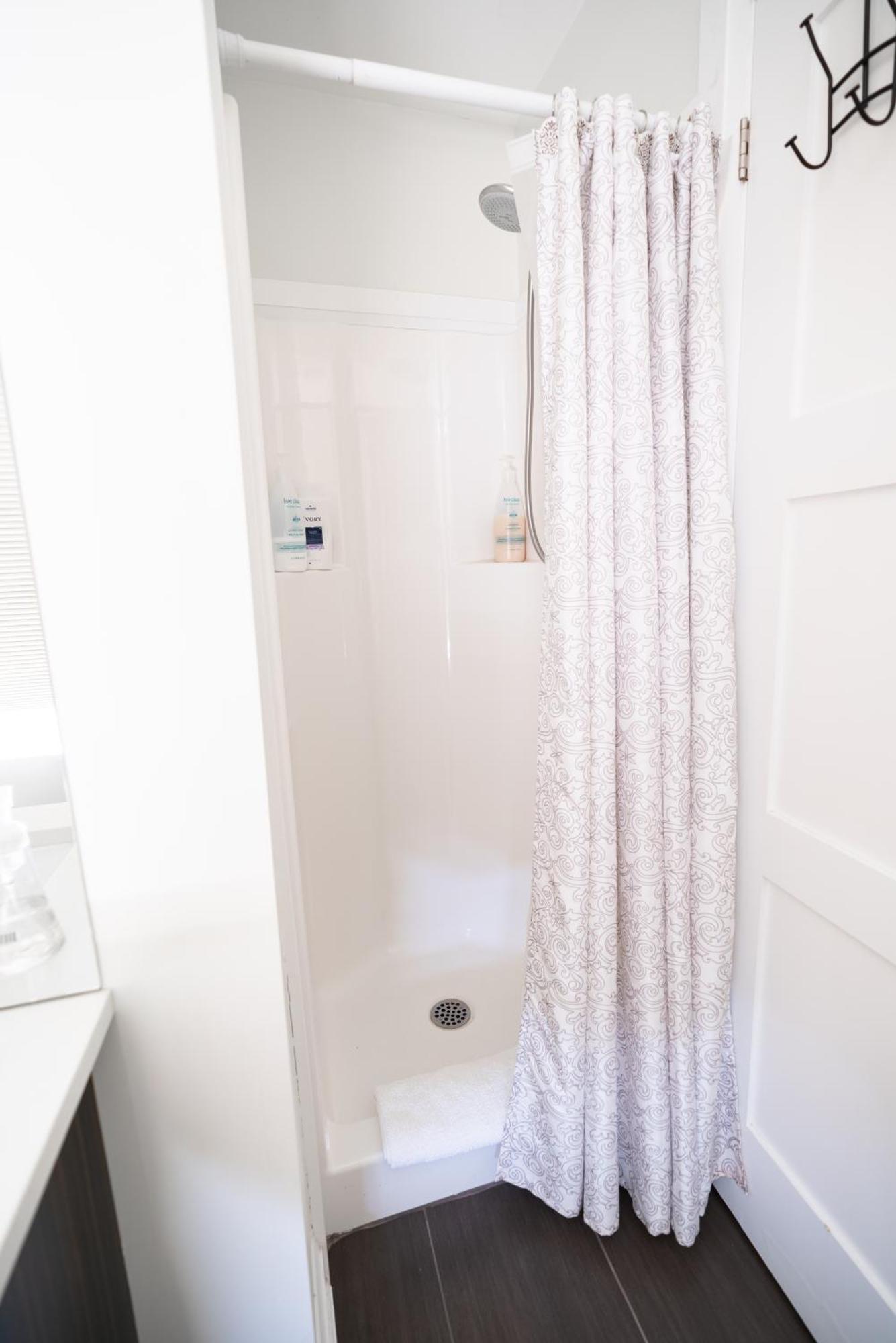 Spacious 3 Bedroom Apartment In Heart Of Niagara Thorold Buitenkant foto