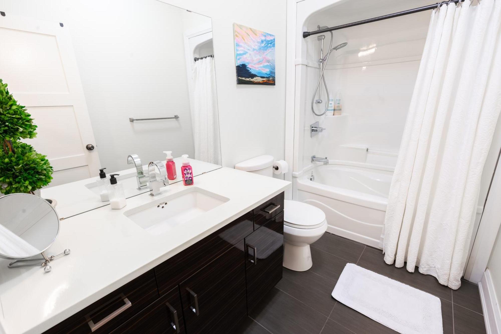 Spacious 3 Bedroom Apartment In Heart Of Niagara Thorold Buitenkant foto